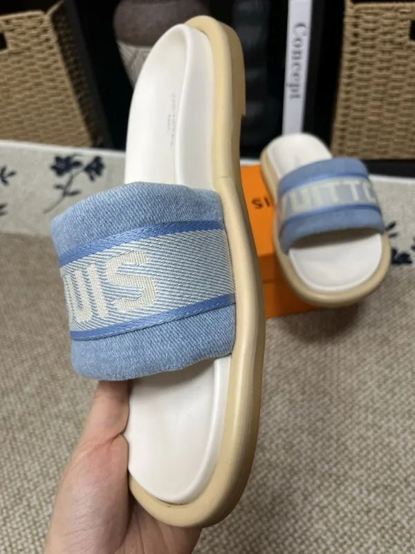 P320💰[New model] Long-term availability, 2025 new model, couple model [LOUlS VUlTTON] comes with drawer box, bag, card, invoice "Louis Vuitton ~ unique modern sandals. 》LV counter purchasing 🏃Men's and women's casual slippers, sold at the same time at the counter, the original old flower material upper is soft and comfortable, (refuses to discolor and rub the feet) sole: original factory special combination original sole, code number: 35--46 4 multiple colors 🉑️ to choose from